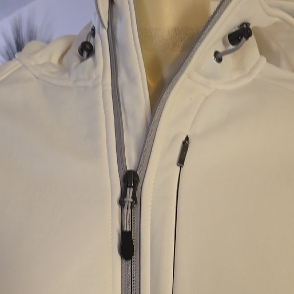 Kirkland Signature White Outdoor Jacket with Cozy Hood - Picture 3 of 9